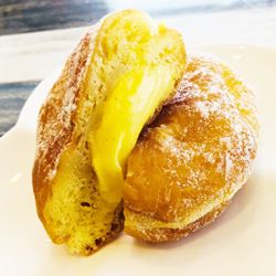 カスタードクリームドーナツ